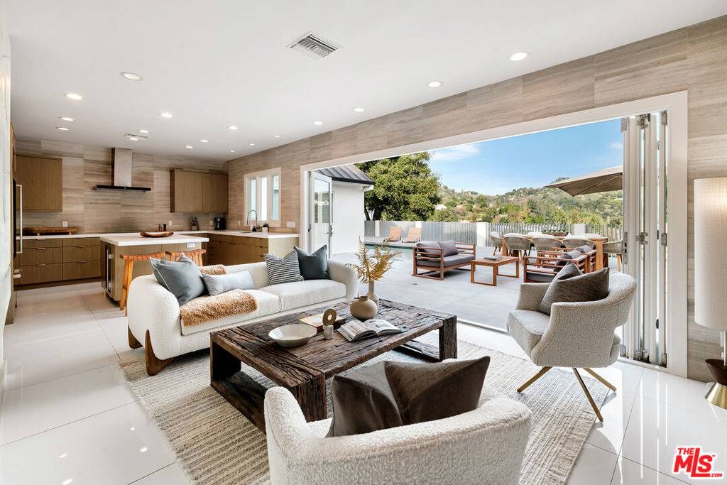 2612 Wallingford DR, Beverly Hills, CA 90210
