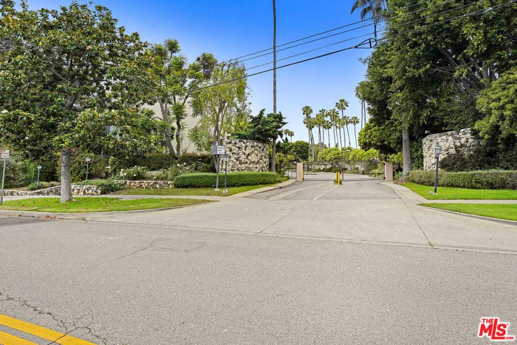 Los Angeles, CA 90049,271 S Barrington AVE #E4
