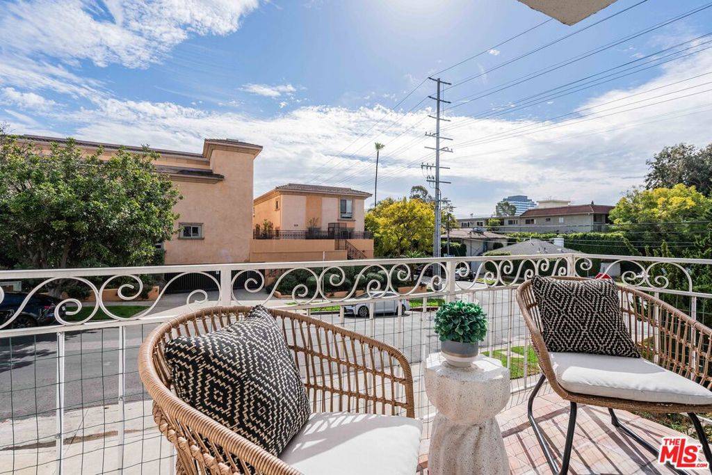 Los Angeles, CA 90049,11849 Mayfield AVE #101