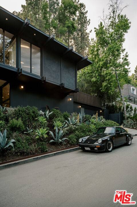 Los Angeles, CA 90068,5649 Valley Oak DR