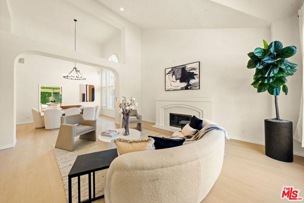Calabasas, CA 91302,22248 Cairnloch ST