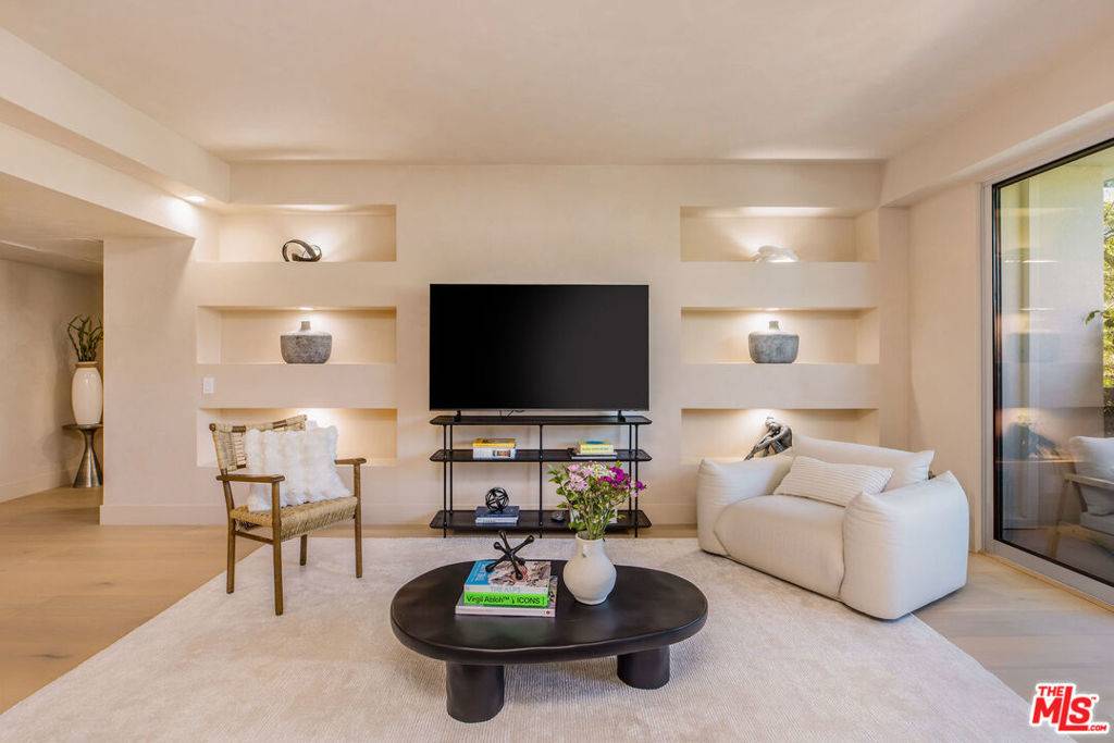 West Hollywood, CA 90069,818 N Doheny DR #205