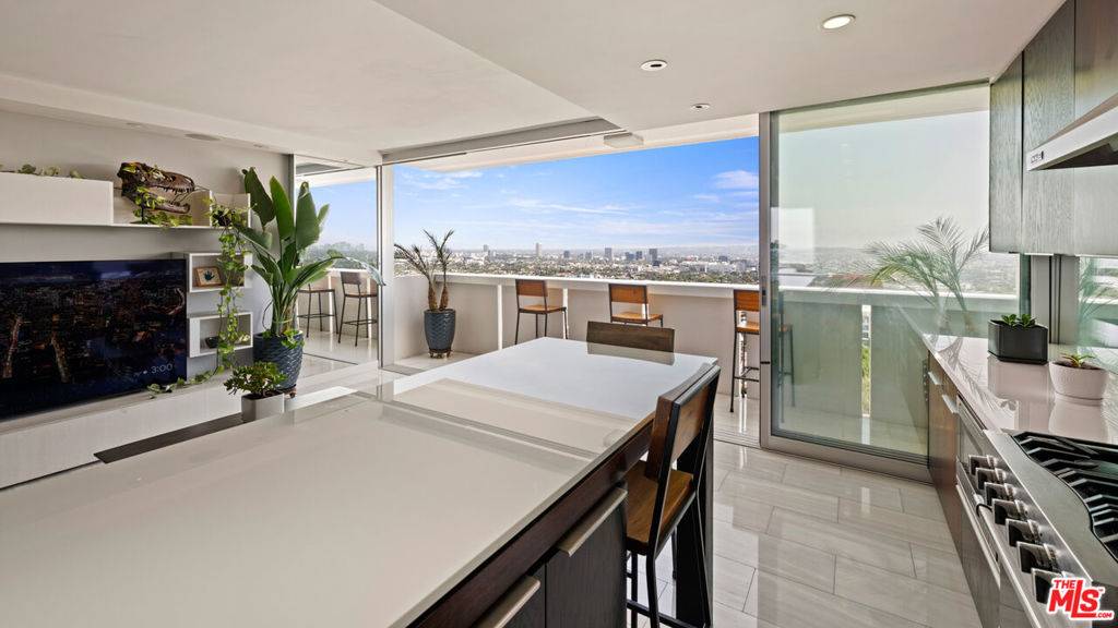 West Hollywood, CA 90069,8787 Shoreham DR #908
