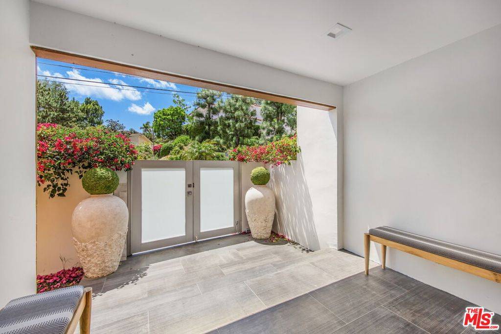 2600 Carman Crest DR, Los Angeles, CA 90068