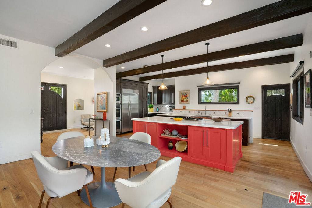 Los Angeles, CA 90068,6216 Primrose AVE