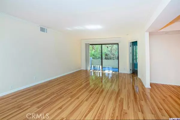 Sherman Oaks, CA 91423,5009 Woodman AVE #210