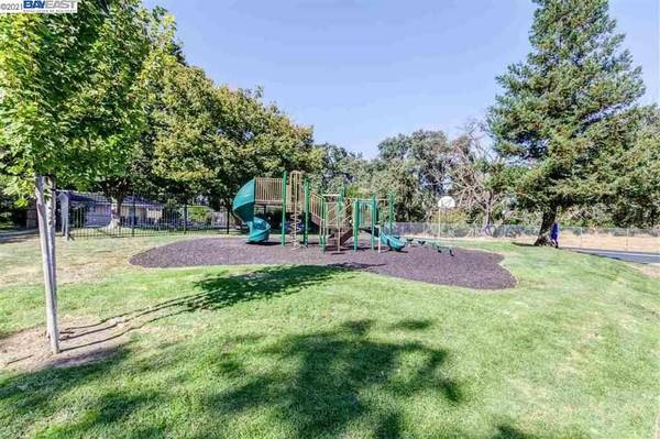 2353 Foothill Rd ##4, Pleasanton, CA 94588-8105