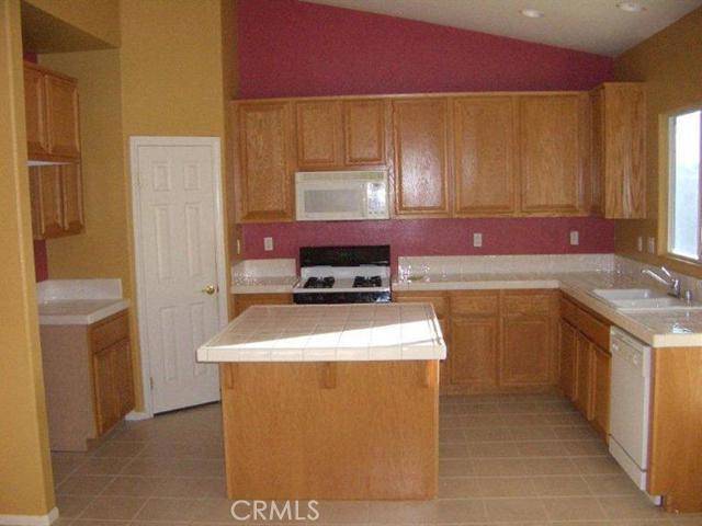 Victorville, CA 92395,16115 Holly Ridge CT