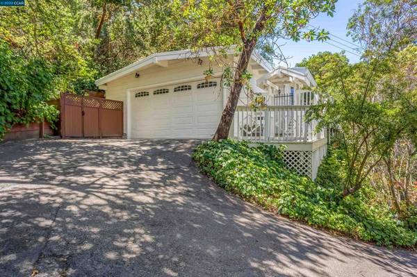 82 Underhill Rd, Orinda, CA 94563