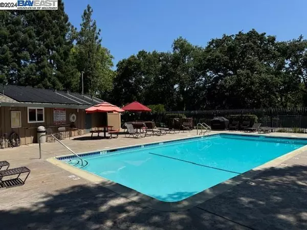 Pleasanton, CA 94588,8132 Ensenada Dr #4