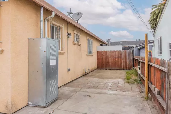 Oakland, CA 94603,10442 Pippin St