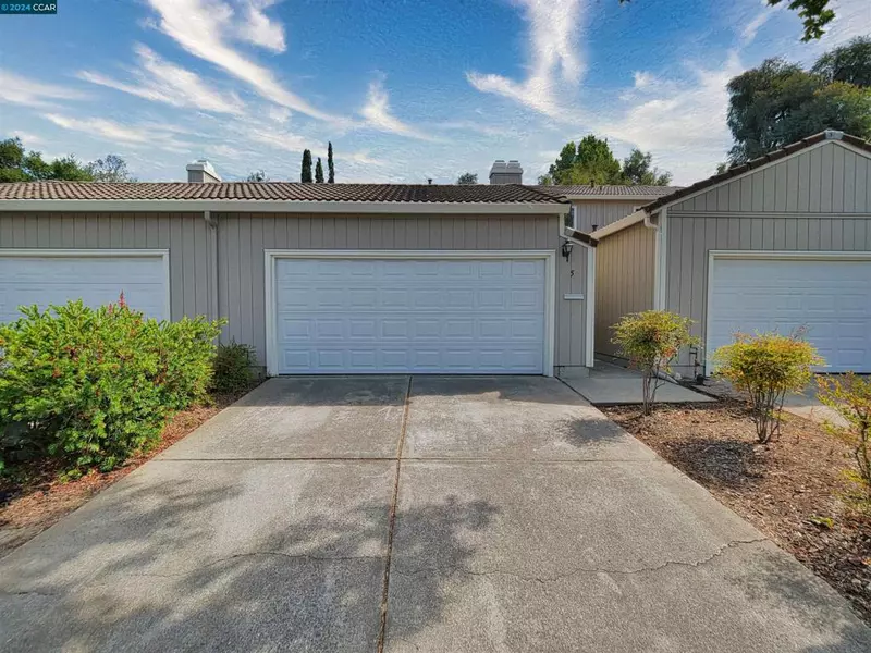 5 Arete Ct, Hercules, CA 94547