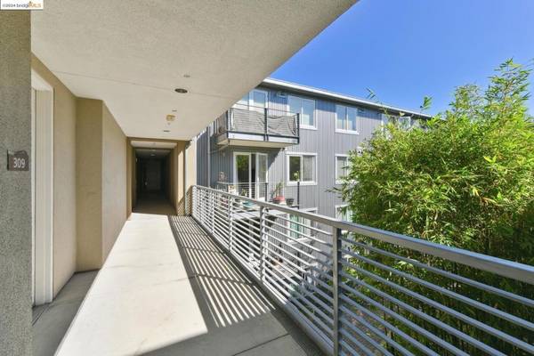 Oakland, CA 94601,3090 Glascock ST #309