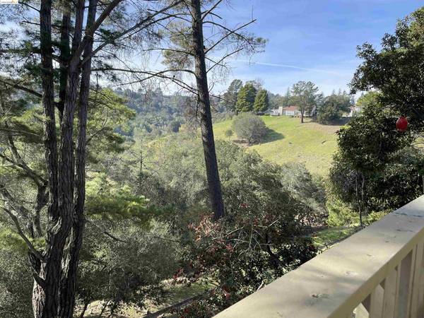 1960 Ascot Dr, Moraga, CA 94556