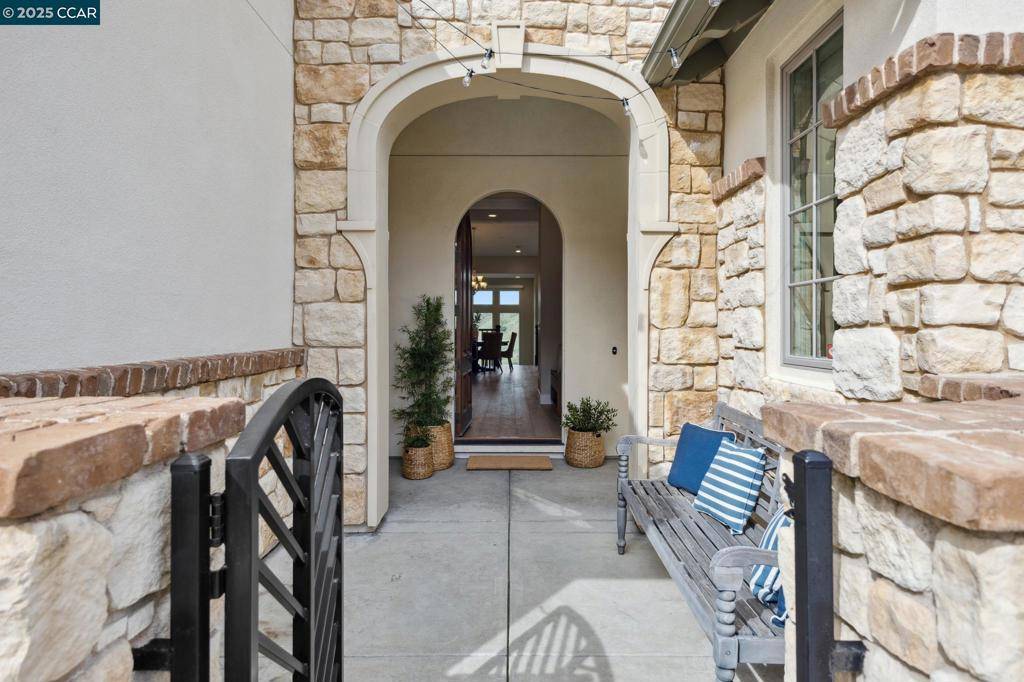 Orinda, CA 94563,23 West Hill Way
