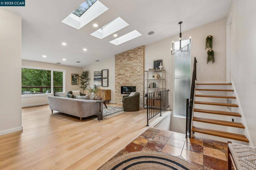 Oakland, CA 94611,6335 Melville Dr