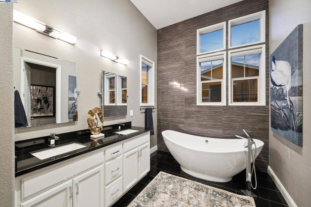 Oakland, CA 94605,6493 BAYVIEW DRIVE