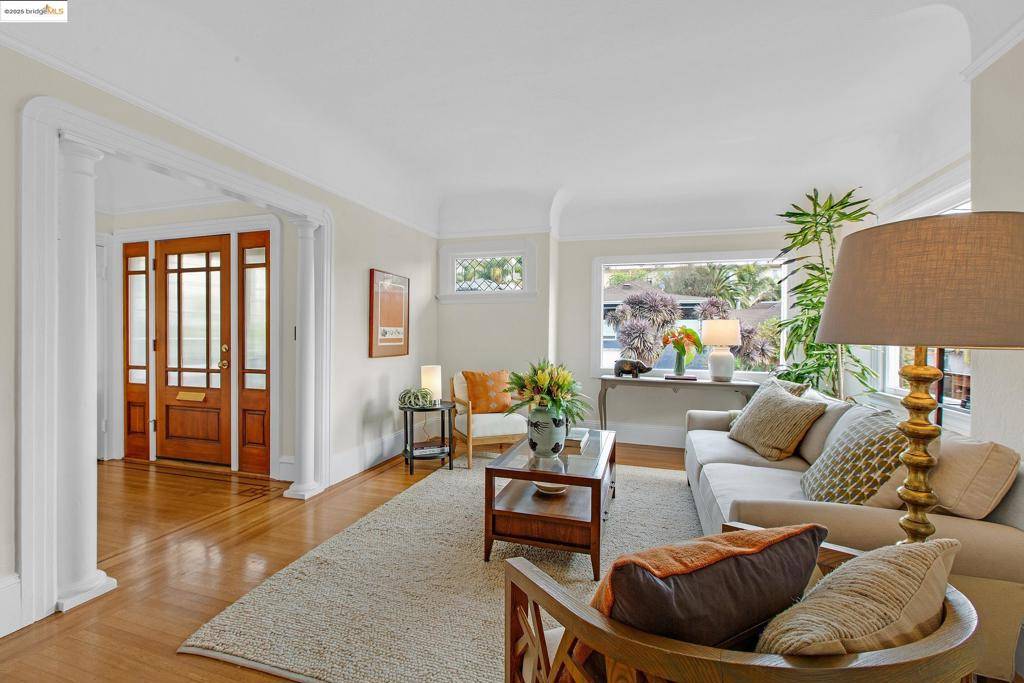 Oakland, CA 94610,587 Chetwood St