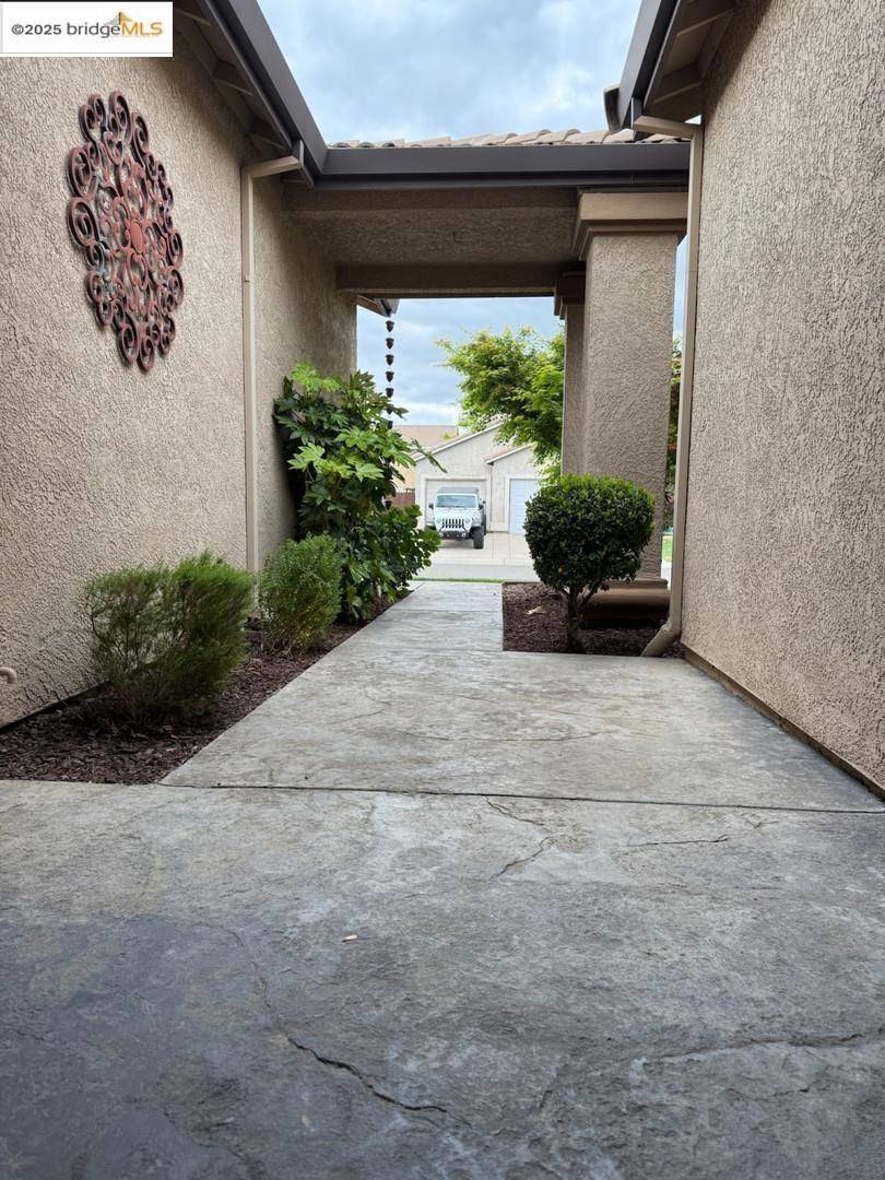 Lincoln, CA 95648,2077 Butterfield LN