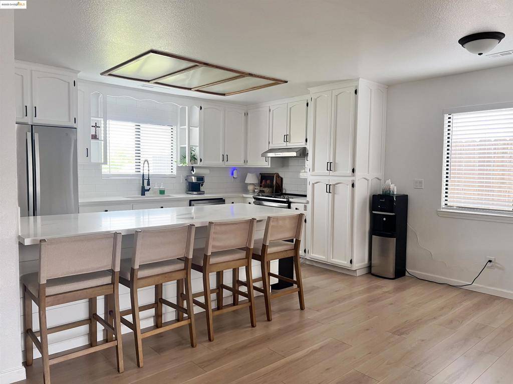 Lodi, CA 95242,324 Lassen DR