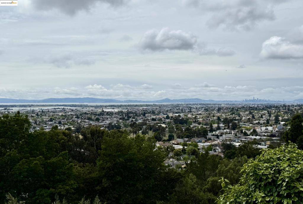 6801 Simson Street, Oakland, CA 94605