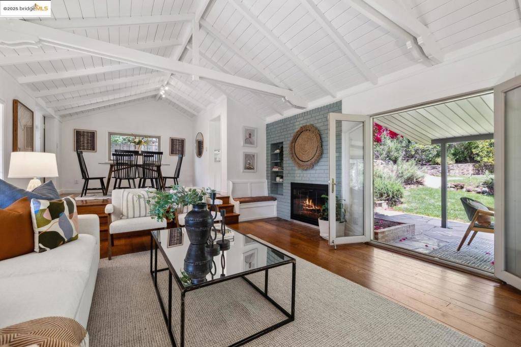 Oakland, CA 94618,10 Wilding LN