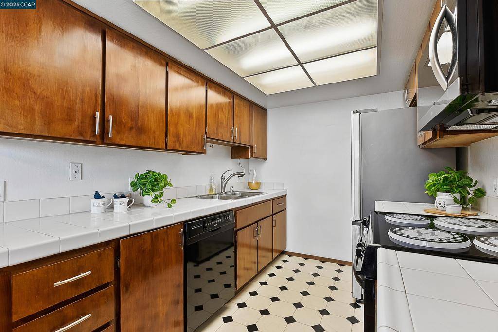 Martinez, CA 94553,1383 Hull Ln
