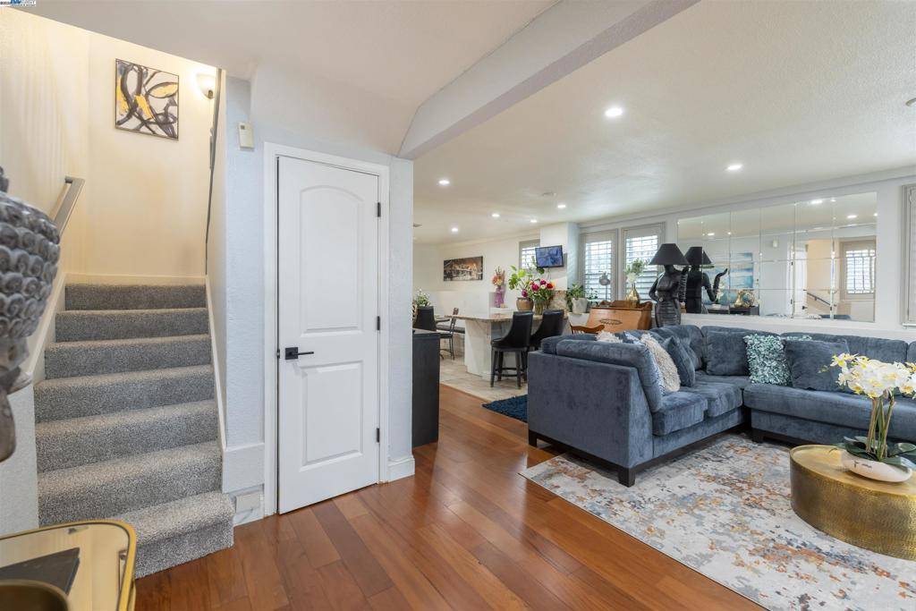 Oakland, CA 94607,1234 Willow St