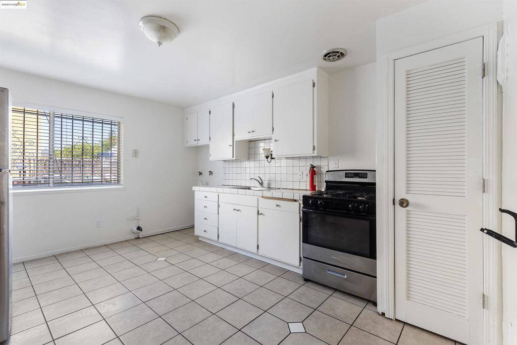 Oakland, CA 94603,9918 Walnut St