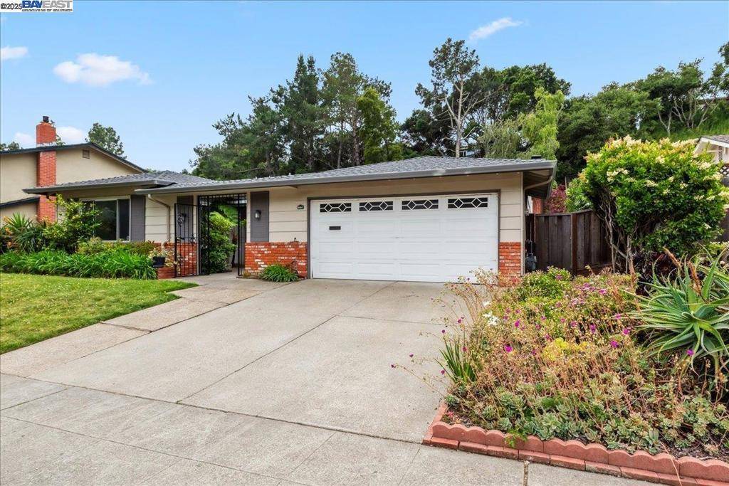 Oakland, CA 94605,8161 Surrey Ln