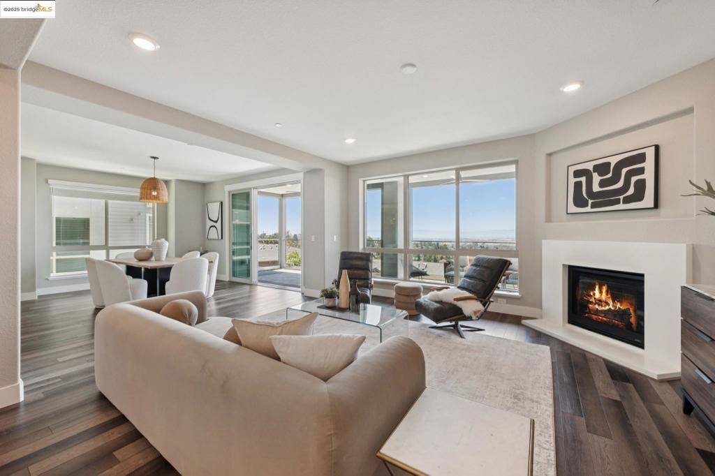 6757 Skyview Dr, Oakland, CA 94605