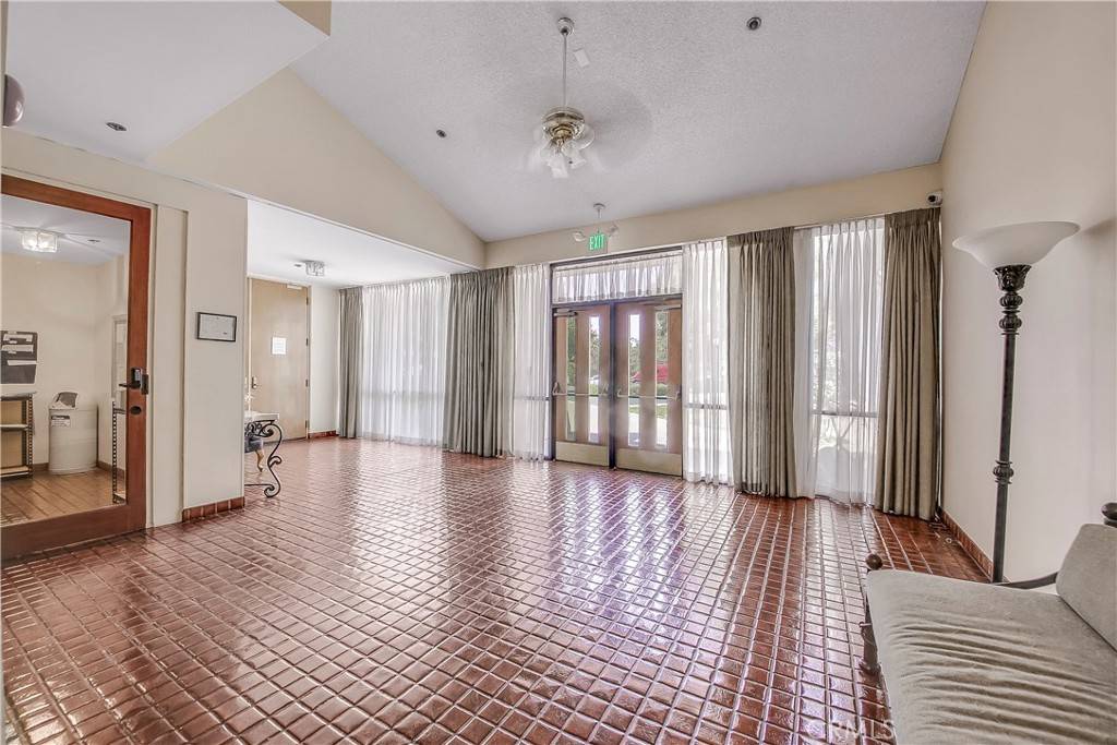 Los Angeles, CA 90042,4260 Via Arbolada #201