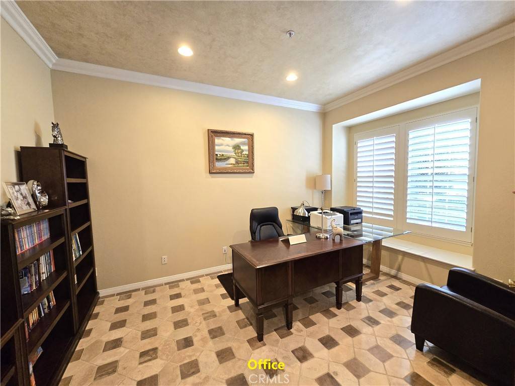 La Verne, CA 91750,2518 Lunes