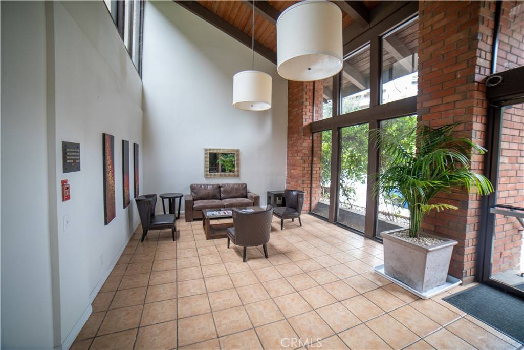 Los Angeles, CA 90068,3480 Barham BLVD #313