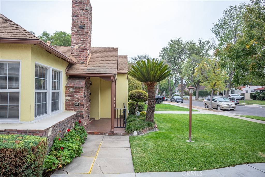 Burbank, CA 91506,432 N Beachwood DR