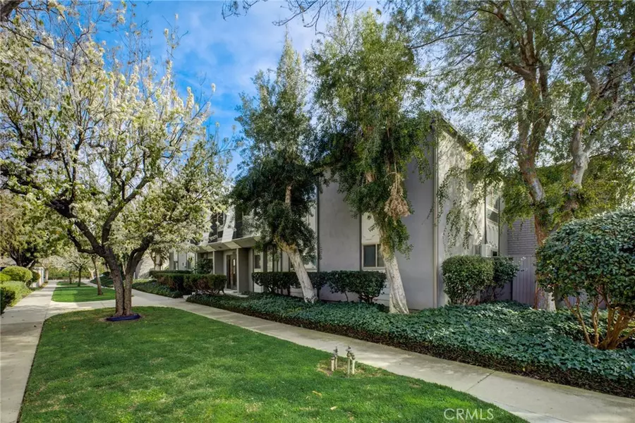 6031 Fountain Park Ln, Apt 17, Woodland Hills, CA 91367