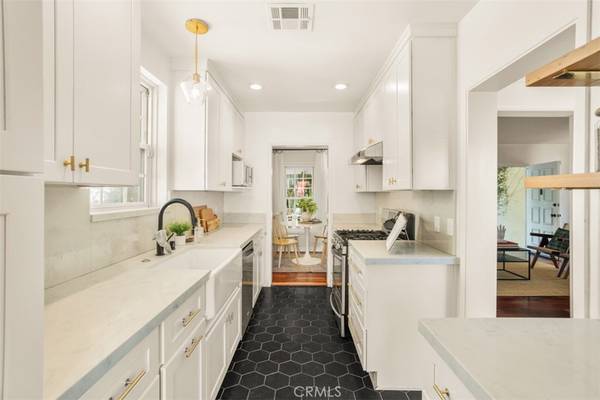 10417 Chandler BLVD, North Hollywood, CA 91601