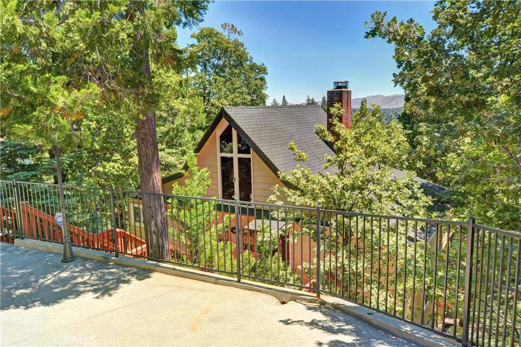 Lake Arrowhead, CA 92352,369 Grizzly RD