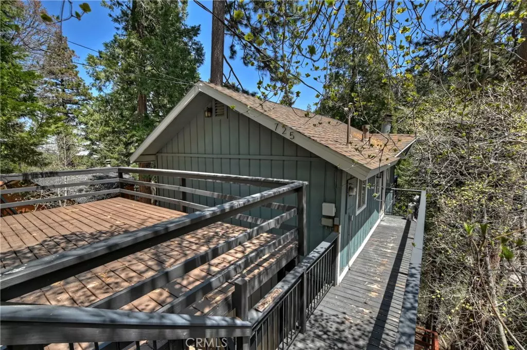 Lake Arrowhead, CA 92352,725 Oakmont LN