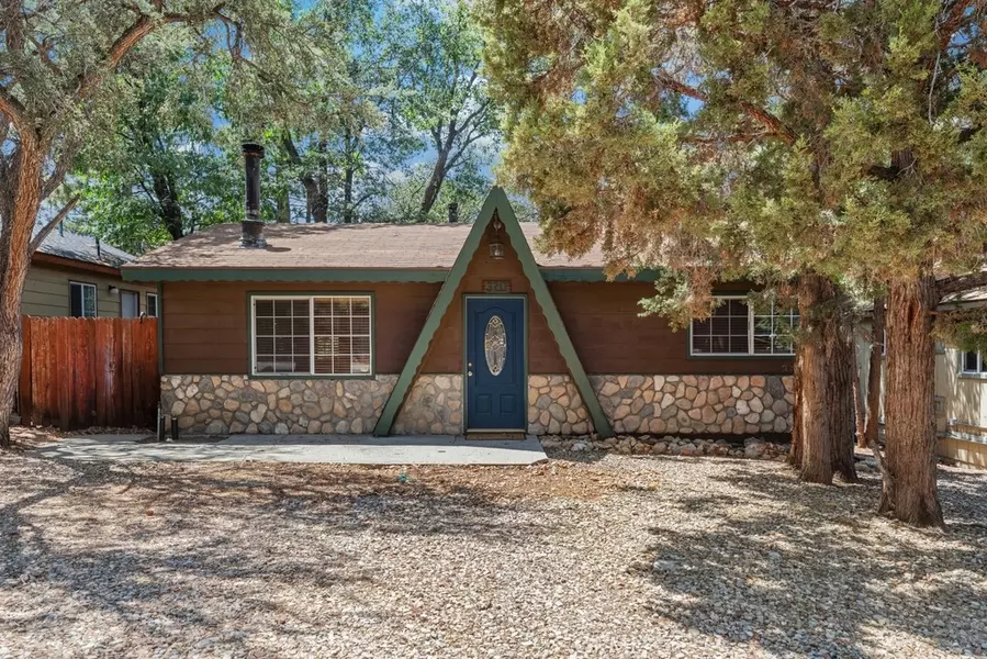 320 Sunset LN, Sugarloaf, CA 92386