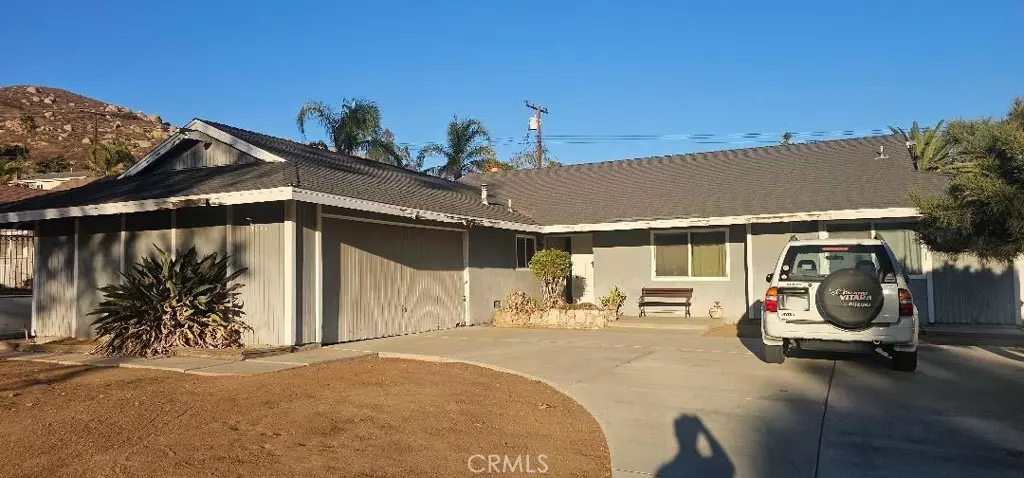 Riverside, CA 92505,5417 Peacock LN