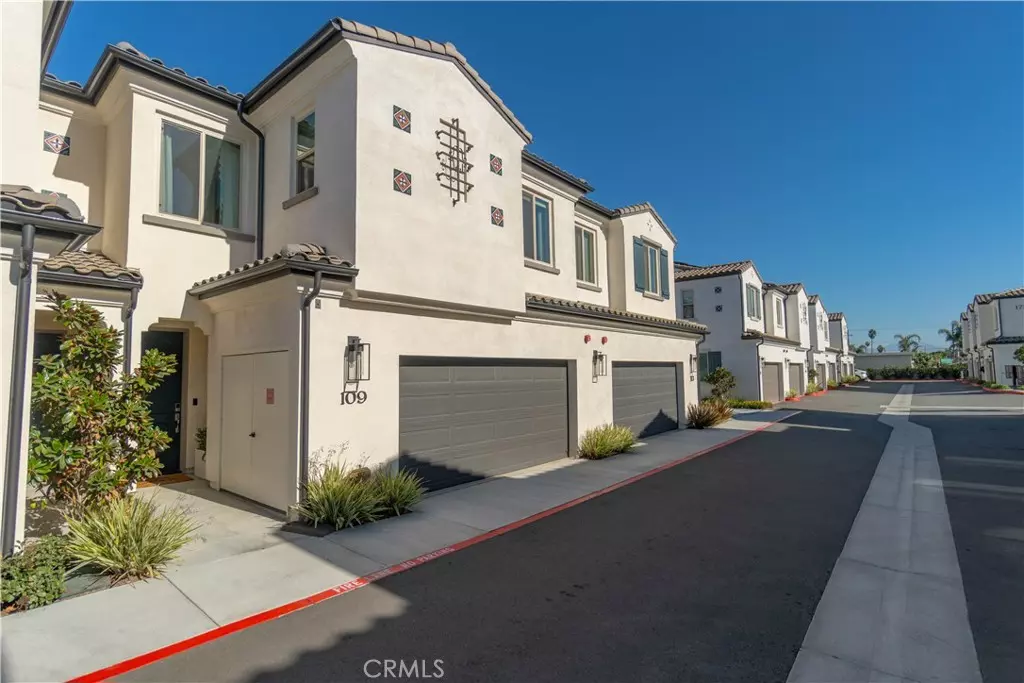 Huntington Beach, CA 92647,17532 Cameron LN #109