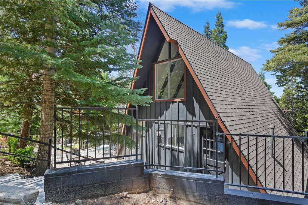 323 Mittry LN, Lake Arrowhead, CA 92352