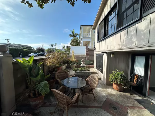 Laguna Beach, CA 92651,1056 Glenneyre ST