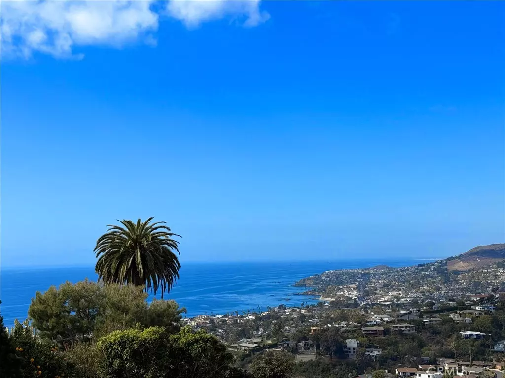 Laguna Beach, CA 92651,984 Summit DR