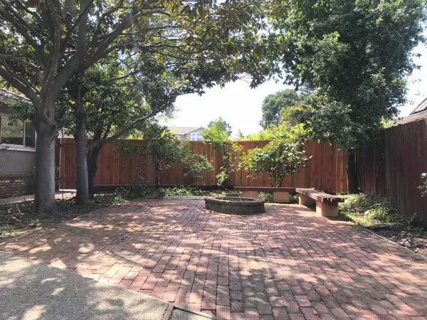 Los Altos, CA 94024,1371 Don Kirk ST