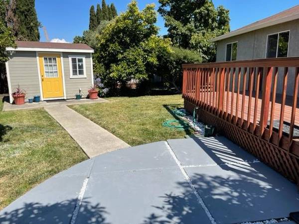 East Palo Alto, CA 94303,3 Daphne CT