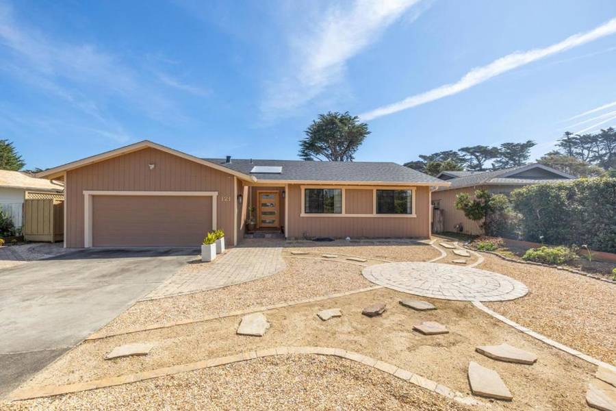 121 Arbor LN, Moss Beach, CA 94038