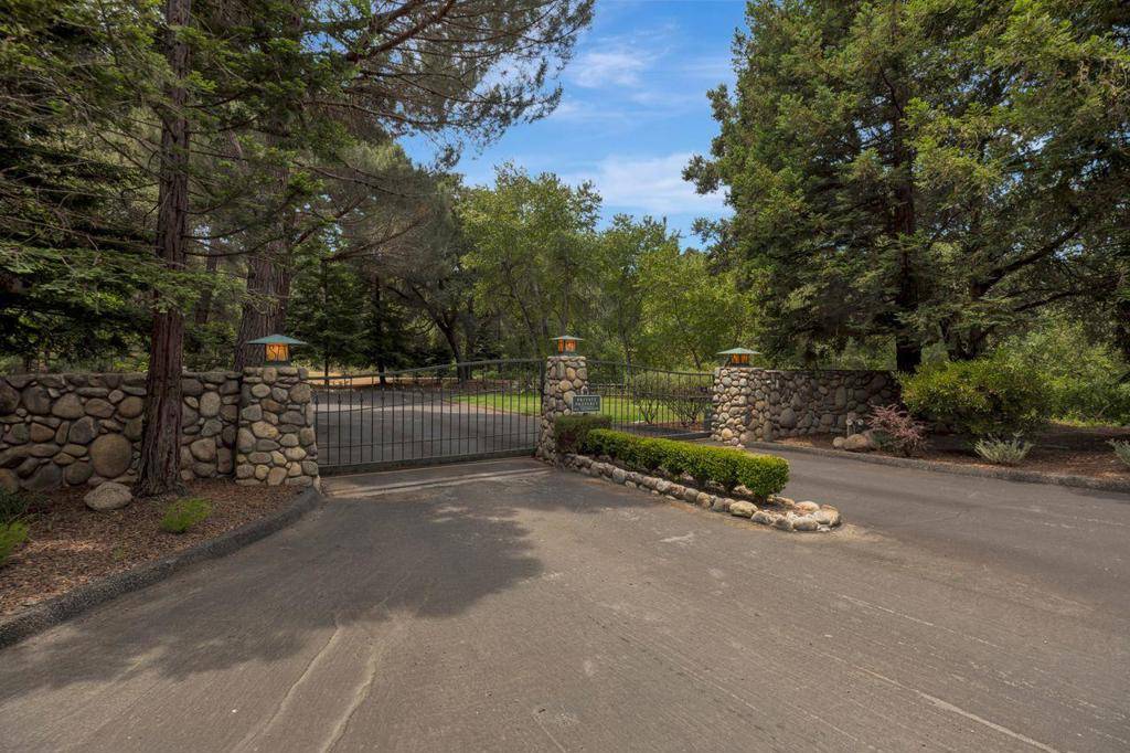 17 Sleepy Hollow DR, Carmel Valley, CA 93924