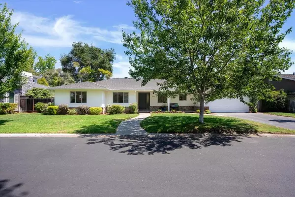 1035 Atkinson LN, Menlo Park, CA 94025